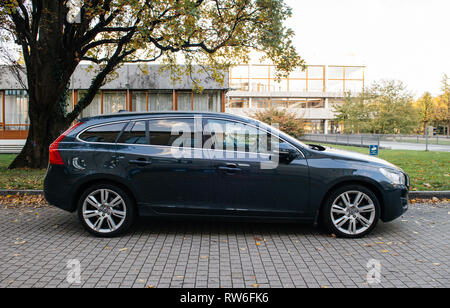 Karlsruhe, Allemagne - 29 octobre 2017 : nouvelle voiture électrique Volvo garée devant la Cour constitutionnelle fédérale Bundesverfassungsgericht Banque D'Images