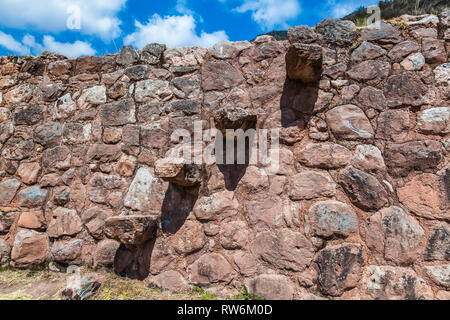 Terrasses circulaires de Moray, éventuellement, un laboratoire agricole Inca, en été avec la végétation sèche et jaune Banque D'Images