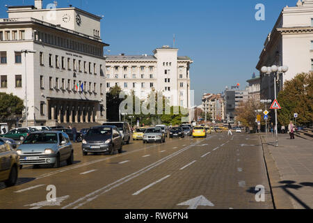 Banque centrale du gouvernement bulgare bâtiment sur la gauche et l'heure de pointe du trafic sur un boulevard animé de Sofia, Bulgarie, Europe de l'Est Banque D'Images