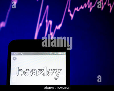 Logo du groupe Beazley vu affichée sur smart phone Banque D'Images
