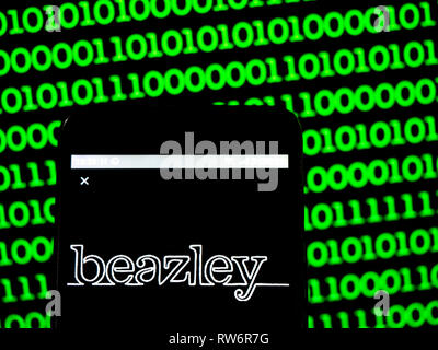 Logo du groupe Beazley vu affichée sur smart phone Banque D'Images