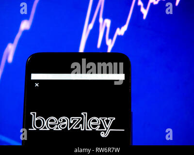 Logo du groupe Beazley vu affichée sur smart phone Banque D'Images