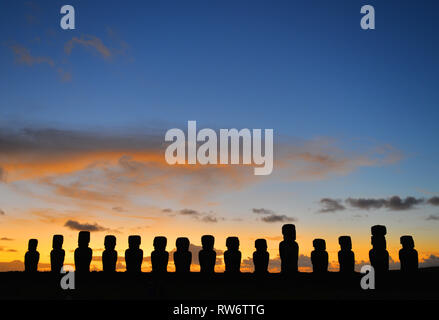 La silhouette des quinze statues Moai de l'ahu Tongariki au lever du soleil sur l'île de Rapa Nui (Île de Pâques) au milieu de l'océan Pacifique, le Chili. Banque D'Images