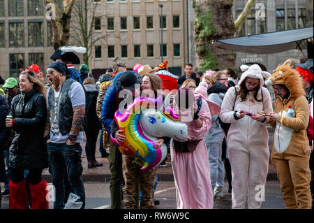 Vu les gens en costumes pendant le défilé. À Düsseldorf, le calendrier des événements Carnaval dispose de pas moins de 300 spectacles de carnaval, bals, anniversaires, réceptions et costumées. La devise cette saison est "Gemeinsam Jeck' (Ensemble Carnival). Les célébrations culminent dans la Rose Parade lundi. Plus de 30 ensembles de musique et 5 000 participants se joignent à la procession à travers la ville. Construit minutieusement et chars décorés répondre enjeux culturels et politiques et peut être hilarant et satirique, voire controversées. Les flotteurs à thème politiquement de satirique Jacques Tilly sont célèbres dans le Banque D'Images