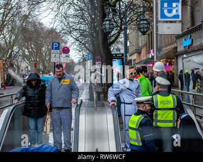 Les personnes portant des costumes et des policiers allemands sont perçus pendant la parade à Düsseldorf, le calendrier des événements Carnaval dispose de pas moins de 300 spectacles de carnaval, bals, anniversaires, réceptions et costumées. La devise cette saison est "Gemeinsam Jeck' (Ensemble Carnival). Les célébrations culminent dans la Rose Parade lundi. Plus de 30 ensembles de musique et 5 000 participants se joignent à la procession à travers la ville. Construit minutieusement et chars décorés répondre enjeux culturels et politiques et peut être hilarant et satirique, voire controversées. Les flotteurs à thème politiquement de satirique Jacqu Banque D'Images