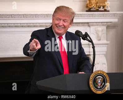 Washington, États-Unis d'Amérique. 08Th Mar, 2019. Le Président des Etats-Unis, Donald J. Trump fait allocution à l'Association Nationale des Procureurs Généraux dans la salle à manger d'état de la Maison Blanche à Washington, DC Le Lundi, Mars 4, 2019. Credit : Ron Sachs/CNP Crédit dans le monde entier | conditions : dpa/Alamy Live News Banque D'Images