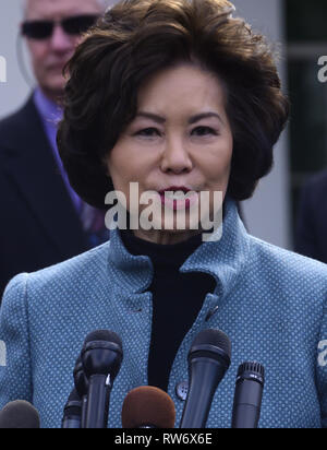 Washington, District de Columbia, Etats-Unis. 4e Mar, 2019. Secrétaire aux Transports des États-Unis Elaine Chao s'adresse aux journalistes après avoir participé à une cérémonie de signature d'un décret sur "soutenir la transition de service actif et les membres du Service des anciens combattants militaires dans la marine marchande'' à la Maison Blanche à Washington, DC Le Lundi, Mars 4, 2019 Credit : Ron Sachs/CNP/ZUMA/Alamy Fil Live News Banque D'Images