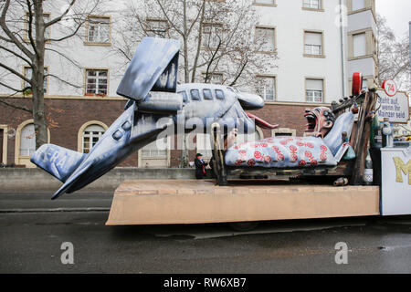 Mainz, Allemagne. 4 mars 2019. Le flotteur montre un homme d'être réveillé par un avion, représentant l'avion continue à Mayence le bruit de l'aéroport de Francfort. Autour d'un demi-million de personnes dans les rues bordées de Mayence pour le traditionnel défilé de carnaval Lundi Rose. Le défilé de 9 km de long avec plus de 8 500 participants est l'un des trois grands défilés lundi Rose en Allemagne. Crédit : Michael Debets/Alamy Live News Banque D'Images