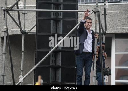 Caracas, Venezuela. 4e Mar, 2019. Le Président intérimaire Juan Guaido accueil vu la foule lors d'un rassemblement contre le gouvernement de Nicolas Maduro. Juan Guaido, le chef de l'opposition vénézuélienne, où de nombreux pays ont reconnu que le président intérimaire légitime du Venezuela, salue ses partisans lors d'un rassemblement contre le gouvernement du président Nicolas Maduro à Caracas. Romain : crédit Camacho SOPA/Images/ZUMA/Alamy Fil Live News Banque D'Images