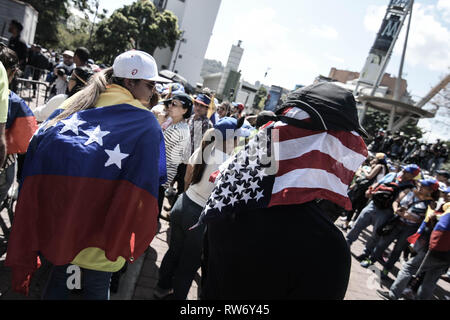 Caracas, Venezuela. 4e Mar, 2019. Les protestataires vu portant un drapeau vénézuélien et un drapeau USA sur leurs épaules pendant un rassemblement à l'appui de Juan Guaido. Juan Guaido, le chef de l'opposition vénézuélienne, où de nombreux pays ont reconnu que le président intérimaire légitime du Venezuela, salue ses partisans lors d'un rassemblement contre le gouvernement du président Nicolas Maduro à Caracas. Romain : crédit Camacho SOPA/Images/ZUMA/Alamy Fil Live News Banque D'Images