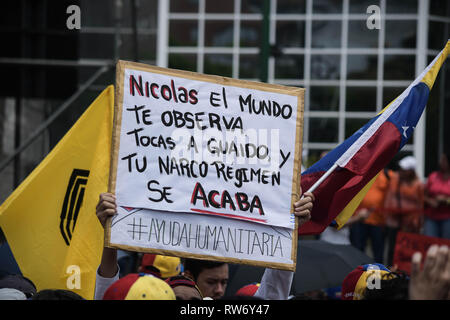 Caracas, Venezuela. 4e Mar, 2019. Un homme vu holding a placard lors d'une manifestation en soutien de Juan Guaido. Juan Guaido, le chef de l'opposition vénézuélienne, où de nombreux pays ont reconnu que le président intérimaire légitime du Venezuela, salue ses partisans lors d'un rassemblement contre le gouvernement du président Nicolas Maduro à Caracas. Romain : crédit Camacho SOPA/Images/ZUMA/Alamy Fil Live News Banque D'Images