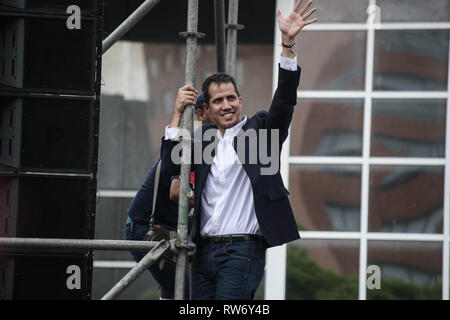 Caracas, Venezuela. 4e Mar, 2019. Le Président intérimaire Juan Guaido accueil vu la foule lors d'un rassemblement contre le gouvernement de Nicolas Maduro. Juan Guaido, le chef de l'opposition vénézuélienne, où de nombreux pays ont reconnu que le président intérimaire légitime du Venezuela, salue ses partisans lors d'un rassemblement contre le gouvernement du président Nicolas Maduro à Caracas. Romain : crédit Camacho SOPA/Images/ZUMA/Alamy Fil Live News Banque D'Images