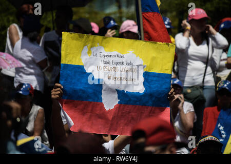 Caracas, Venezuela. 4e Mar, 2019. Vu un homme tenant une pancarte représentant le drapeau et le pays forme de Venezuela au cours d'une manifestation en soutien de Juan Guaido. Juan Guaido, le chef de l'opposition vénézuélienne, où de nombreux pays ont reconnu que le président intérimaire légitime du Venezuela, salue ses partisans lors d'un rassemblement contre le gouvernement du président Nicolas Maduro à Caracas. Romain : crédit Camacho SOPA/Images/ZUMA/Alamy Fil Live News Banque D'Images