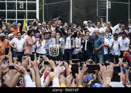 Caracas, Venezuela. 4e Mar, 2019. Le Président intérimaire Juan Guaido accueil vu la foule après son discours lors d'un rassemblement contre le gouvernement de Nicolas Maduro. Juan Guaido, le chef de l'opposition vénézuélienne, où de nombreux pays ont reconnu que le président intérimaire légitime du Venezuela, salue ses partisans lors d'un rassemblement contre le gouvernement du président Nicolas Maduro à Caracas. Romain : crédit Camacho SOPA/Images/ZUMA/Alamy Fil Live News Banque D'Images