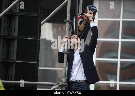 Caracas, Venezuela. 4e Mar, 2019. Le Président intérimaire Juan Guaido accueil vu la foule lors d'un rassemblement contre le gouvernement de Nicolas Maduro. Juan Guaido, le chef de l'opposition vénézuélienne, où de nombreux pays ont reconnu que le président intérimaire légitime du Venezuela, salue ses partisans lors d'un rassemblement contre le gouvernement du président Nicolas Maduro à Caracas. Romain : crédit Camacho SOPA/Images/ZUMA/Alamy Fil Live News Banque D'Images