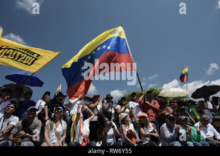 Caracas, Venezuela. 4e Mar, 2019. Un homme vu agitant un immense drapeau vénézuélien lors d'une manifestation en soutien de Juan Guaido. Juan Guaido, le chef de l'opposition vénézuélienne, où de nombreux pays ont reconnu que le président intérimaire légitime du Venezuela, salue ses partisans lors d'un rassemblement contre le gouvernement du président Nicolas Maduro à Caracas. Romain : crédit Camacho SOPA/Images/ZUMA/Alamy Fil Live News Banque D'Images