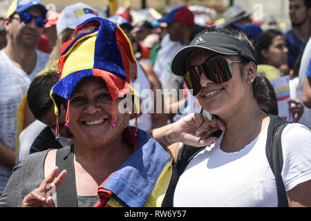 Caracas, Venezuela. 4e Mar, 2019. Deux partisans du président Juan Guaido observés au cours d'une manifestation en soutien de Juan Guaido. Juan Guaido, le chef de l'opposition vénézuélienne, où de nombreux pays ont reconnu que le président intérimaire légitime du Venezuela, salue ses partisans lors d'un rassemblement contre le gouvernement du président Nicolas Maduro à Caracas. Romain : crédit Camacho SOPA/Images/ZUMA/Alamy Fil Live News Banque D'Images