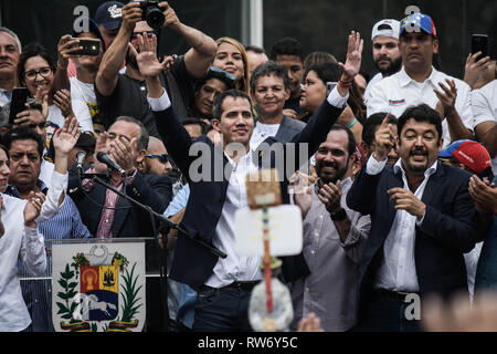 Caracas, Venezuela. 4e Mar, 2019. Le Président intérimaire Juan Guaido accueil vu la foule après son discours lors d'un rassemblement contre le gouvernement de Nicolas Maduro. Juan Guaido, le chef de l'opposition vénézuélienne, où de nombreux pays ont reconnu que le président intérimaire légitime du Venezuela, salue ses partisans lors d'un rassemblement contre le gouvernement du président Nicolas Maduro à Caracas. Romain : crédit Camacho SOPA/Images/ZUMA/Alamy Fil Live News Banque D'Images