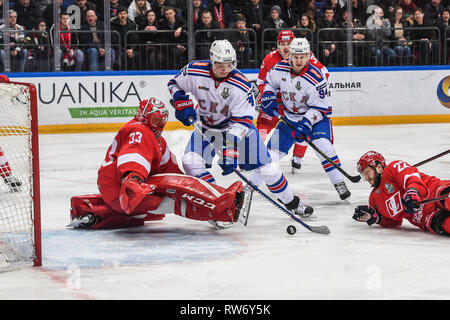 Moscou. 4e Mar, 2019. Nikolai Prokhorkin (2L) de SKA attaque le but durant la KHL 2018-2019 Play-off match entre le SKA Saint-Pétersbourg et Moscou Spartak de Moscou, Russie, le 4 mars 2019. Le SKA Saint-pétersbourg a gagné 3-2 en prolongation. Credit : Evgeny Sinitsyn/Xinhua/Alamy Live News Banque D'Images