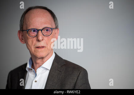 Stuttgart, Allemagne. 28 Février, 2019. Erwin Hetger, ancien président de la police de l'état du Bade-Wurtemberg, donne une interview. (Dpa-Story "le jour qui a tout changé - dix ans après la tuerie' à 05.03.2019) Crédit : Sebastian Gollnow/dpa/Alamy Live News Banque D'Images