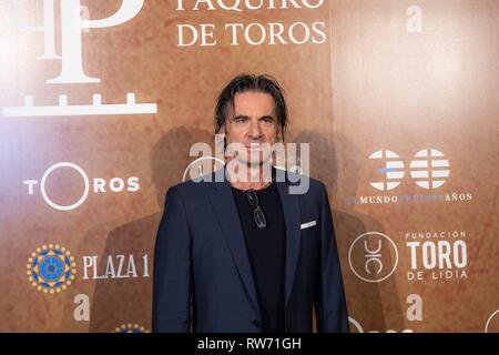 Le sculpteur de la premiere Víctor Ochoa vu assister à l'événement de la PX Paquiro Edition Prix Cordon Press Banque D'Images