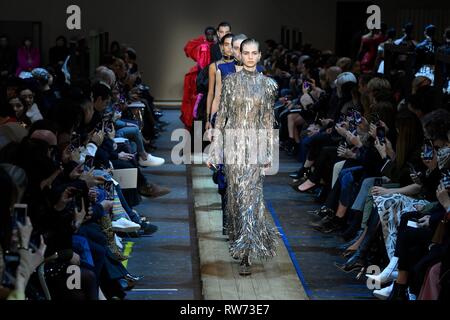 Paris, France. 4e Mar, 2019. Présenter des modèles de créations d'Alexander McQueen pour sa collection Automne-Hiver 2019/2020 Prêt-à-porter lors de la Fashion Week de Paris à Paris, France, 4 mars 2019. Credit : Piero Biasion/Xinhua/Alamy Live News Banque D'Images