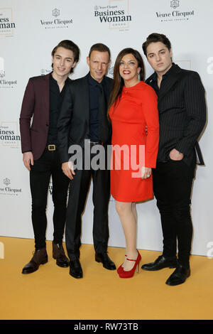 23 février 2019, l'Allemagne (allemand), Berlin : Alice Brauner avec mari Michael Zechbauer et fils Ben Brauner, David Brauner à la Business Woman Award avec les femmes entrepreneurs à l'approche de la Journée internationale de la femme à l'Ambassade de France. Photo : Georg Wenzel/dpa-Zentralbild/ZB Banque D'Images