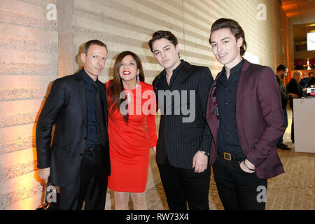 23 février 2019, l'Allemagne (allemand), Berlin : Alice Brauner avec mari Michael Zechbauer et fils Ben Brauner, David Brauner à la Business Woman Award avec les femmes entrepreneurs à l'approche de la Journée internationale de la femme à l'Ambassade de France. Photo : Georg Wenzel/dpa-Zentralbild/ZB Banque D'Images