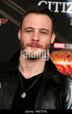 Hollywood, Etats-Unis. 08Th Mar, 2019. HOLLYWOOD, CA - 4 mars : l'Acteur Kerem Bursin assiste à la première mondiale de 'Captain Marvel Studios Marvel' le 4 mars 2019 à El Capitan Theatre à Hollywood, Californie. Credit : Barry King/Alamy Live News Banque D'Images
