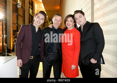 23 février 2019, l'Allemagne (allemand), Berlin : Alice Brauner avec mari Michael Zechbauer et fils Ben Brauner, David Brauner à la Business Woman Award avec les femmes entrepreneurs à l'approche de la Journée internationale de la femme à l'Ambassade de France. Photo : Georg Wenzel/dpa-Zentralbild/ZB Banque D'Images