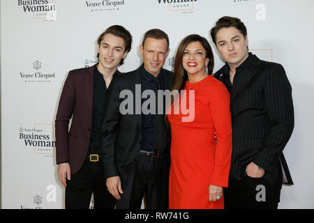 23 février 2019, l'Allemagne (allemand), Berlin : Alice Brauner avec mari Michael Zechbauer et fils Ben Brauner, David Brauner à la Business Woman Award avec les femmes entrepreneurs à l'approche de la Journée internationale de la femme à l'Ambassade de France. Photo : Georg Wenzel/dpa-Zentralbild/ZB Banque D'Images