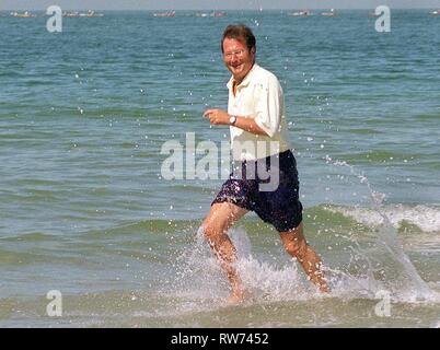 Déposée - 08 août 1998, Pays-Bas, Haamstede : l'ancien ministre des Affaires étrangères Klaus Kinkel (FDP) du jogging le dernier jour de son des vacances sur la côte néerlandaise sud près de Haamstede, où il possède une maison de vacances, une fois de plus à travers les vagues de la mer du Nord. Bien récupéré, Kinkel puis veut commencer la phase chaude du Bundestag campagne électorale. (Dpa à 'l'ancien ministre allemand des affaires étrangères Kinkel est mort') Photo : Tim Brakemeier/dpa Banque D'Images