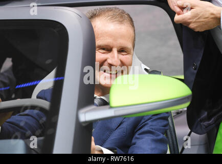 Geneve, Suisse. Le 05 Mar, 2019. Herbert Diess, directeur général de Volkswagen (VW), siège à l'ID VW électrique au Salon de Genève sur la première journée de la presse. Concept de Buggy. Le 89e Salon de Genève commence le 7 mars et dure jusqu'au 17 mars. Credit : Uli Deck/dpa/Alamy Live News Banque D'Images