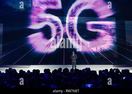 Beijing, Chine, Province de Zhejiang. 19Th Mar, 2017. Xu Zhijun, Huawei, chef de la direction de rotation introduit les réalisations de la technologie 5G au cours de la cérémonie de sortie de classe mondiale pour des réalisations scientifiques et technologiques de l'Internet à Wuzhen, est de la Chine, la province du Zhejiang, le 3 décembre 2017. Credit : Zheng Huansong/Xinhua/Alamy Live News Banque D'Images