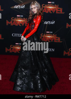 HOLLYWOOD, LOS ANGELES, CA, USA - Le 04 mars : la chanteuse Grimes (Claire Elise Boucher) portant de Givenchy arrive à la première mondiale de 'Captain Marvel Studios Marvel' tenue à l'El Capitan Theatre Le 4 mars 2019 à Hollywood, Los Angeles, Californie, États-Unis. (Photo par Xavier Collin/Image Press Office) Banque D'Images