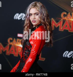 HOLLYWOOD, LOS ANGELES, CA, USA - Le 04 mars : la chanteuse Grimes (Claire Elise Boucher) portant de Givenchy arrive à la première mondiale de 'Captain Marvel Studios Marvel' tenue à l'El Capitan Theatre Le 4 mars 2019 à Hollywood, Los Angeles, Californie, États-Unis. (Photo par Xavier Collin/Image Press Office) Banque D'Images