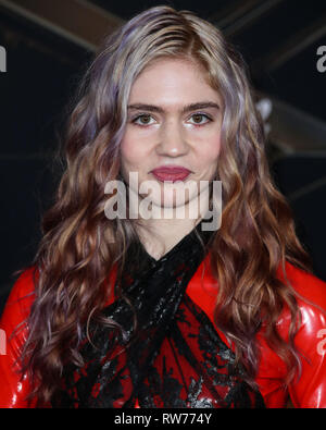 HOLLYWOOD, LOS ANGELES, CA, USA - Le 04 mars : la chanteuse Grimes (Claire Elise Boucher) portant de Givenchy arrive à la première mondiale de 'Captain Marvel Studios Marvel' tenue à l'El Capitan Theatre Le 4 mars 2019 à Hollywood, Los Angeles, Californie, États-Unis. (Photo par Xavier Collin/Image Press Office) Banque D'Images