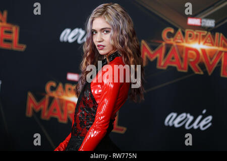 HOLLYWOOD, LOS ANGELES, CA, USA - Le 04 mars : la chanteuse Grimes (Claire Elise Boucher) portant de Givenchy arrive à la première mondiale de 'Captain Marvel Studios Marvel' tenue à l'El Capitan Theatre Le 4 mars 2019 à Hollywood, Los Angeles, Californie, États-Unis. (Photo par Xavier Collin/Image Press Office) Banque D'Images