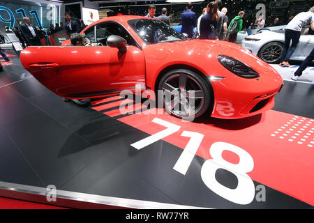 Geneve, Suisse. Le 05 Mar, 2019. La nouvelle Porsche 718 Cayman T est présenté au Salon de Genève sur la première journée de la presse. Le 89e Salon de Genève commence le 7 mars et dure jusqu'au 17 mars. Credit : Uli Deck/dpa/Alamy Live News Banque D'Images