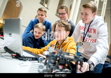 Hanovre, Allemagne. Le 05 Mar, 2019. Les étudiants (l-r) Julian, refoulées, Hagen, Timon et Marcel de l'Sibylla-Merian Gymnasium de Muden programmer leur auto-construction robot à la RoboCup 'Hannover' à l'Université Leibniz. La concurrence dans le robot, les élèves laissent leurs automatiquement l'auto-construction des robots à travers un cours, effectuer des tâches ou remplir un petit programme de spectacle. Credit : Hauke-Christian Dittrich/dpa/Alamy Live News Banque D'Images