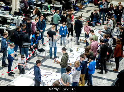 Hanovre, Allemagne. Le 05 Mar, 2019. À la RoboCup 'Hannover' à l'Université Leibniz, les étudiants s'affrontent dans leurs robots faits maison. La concurrence dans le robot, les élèves laissent leurs automatiquement l'auto-construction des robots à travers un cours, effectuer des tâches ou remplir un petit programme de spectacle. Credit : Hauke-Christian Dittrich/dpa/Alamy Live News Banque D'Images