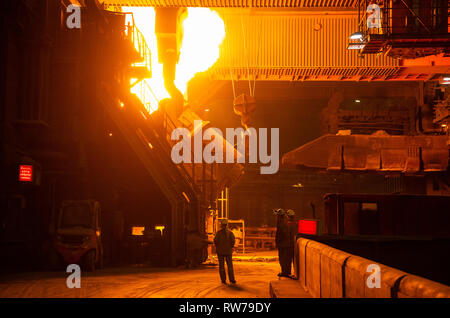 05 mars 2019, Basse-Saxe, Salzgitter : un convertisseur de l'aciérie de Salzgitter AG est rempli avec de la fonte brute. Photo : Christophe Gateau/dpa Banque D'Images