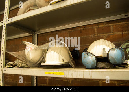 05 mars 2019, Basse-Saxe, Salzgitter : casques de protection se trouvent sur une étagère dans le revêtement de zinc de Salzgitter AG. Photo : Christophe Gateau/dpa Banque D'Images