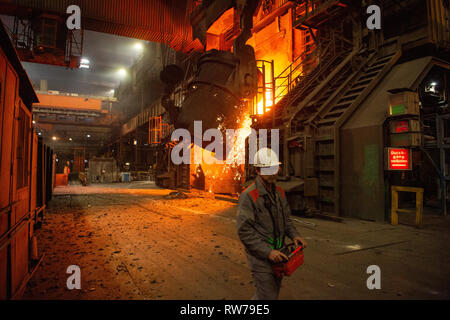 05 mars 2019, Basse-Saxe, Salzgitter : un convertisseur de l'aciérie de Salzgitter AG est rempli avec de la fonte brute. Photo : Christophe Gateau/dpa Banque D'Images