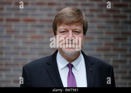 Leipzig, Allemagne. Le 05 Mar, 2019. Helmut Stadeler, Président de l'Association allemande pour la Saxe, Saxe-Anhalt et Thuringe, se dresse dans la cour intérieure de Haus des Buch. La Börsenverein a présenté les programmes actuels des maisons d'édition central allemand pour la prochaine Foire du livre de Leipzig, qui aura lieu du 21.03. au 24.03.2019. Credit : Sebastian Willnow/dpa-Zentralbild/dpa/Alamy Live News Banque D'Images