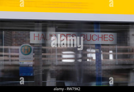 Leipzig, Allemagne. Le 05 Mar, 2019. Un tram passe la maison du livre. La Börsenverein a présenté les programmes actuels des maisons d'édition central allemand pour la prochaine Foire du livre de Leipzig, qui aura lieu du 21.03. au 24.03.2019. Credit : Sebastian Willnow/dpa-Zentralbild/dpa/Alamy Live News Banque D'Images