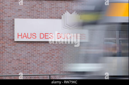 Leipzig, Allemagne. Le 05 Mar, 2019. Un tram passe la maison du livre. La Börsenverein a présenté les programmes actuels des maisons d'édition central allemand pour la prochaine Foire du livre de Leipzig, qui aura lieu du 21.03. au 24.03.2019. Credit : Sebastian Willnow/dpa-Zentralbild/dpa/Alamy Live News Banque D'Images