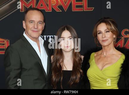 LOS ANGELES, CA - 4 mars : Clark Gregg, Stella Gregg, Jennifer Grey, lors de la première mondiale de Marvel Studios, Captain Marvel à El Capitan Theatre de Los Angeles, Californie le 4 mars 2019. Credit : Faye Sadou/MediaPunch Banque D'Images