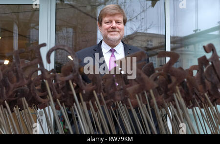 Leipzig, Allemagne. Le 05 Mar, 2019. Helmut Stadeler, Président de l'Association allemande pour la Saxe, Saxe-Anhalt et Thuringe, se dresse dans la cour intérieure de l'Haus des bois à une installation avec des lettres en métal. La Börsenverein a présenté les programmes actuels des maisons d'édition central allemand pour la prochaine Foire du livre de Leipzig, qui aura lieu du 21.03. au 24.03.2019. Credit : Sebastian Willnow/dpa-Zentralbild/dpa/Alamy Live News Banque D'Images