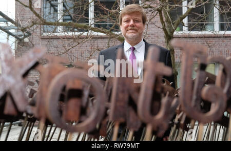 Leipzig, Allemagne. Le 05 Mar, 2019. Helmut Stadeler, Président de l'Association allemande pour la Saxe, Saxe-Anhalt et Thuringe, se dresse dans la cour intérieure de l'Haus des bois à une installation avec des lettres en métal. La Börsenverein a présenté les programmes actuels des maisons d'édition central allemand pour la prochaine Foire du livre de Leipzig, qui aura lieu du 21.03. au 24.03.2019. Credit : Sebastian Willnow/dpa-Zentralbild/dpa/Alamy Live News Banque D'Images